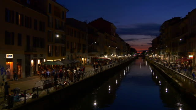 Italia-noche-Milán-puesta-del-sol-ciudad-famosa-navigli-panorama-de-reflexión-Bahía-lombardi-canal-4k