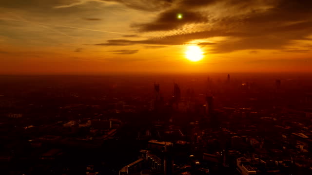 Timelapse-del-horizonte-oeste-de-Londres-de-la-hora-dorada-al-atardecer-tomado-desde-el-edificio-más-alto-de-Europa