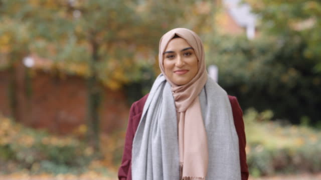 Porträt-des-britischen-Muslimin-im-Stadtpark