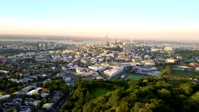Antenne-des-Auckland-Skyline-der-Innenstadt-während-des-Sonnenuntergangs