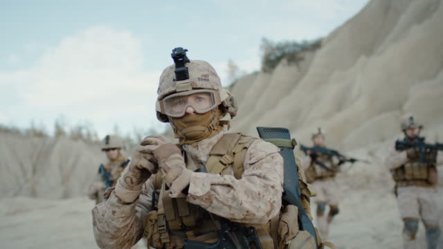 Soldado-lanzando-una-Granade-durante-el-combate-en-el-desierto.-Cámara-lenta.