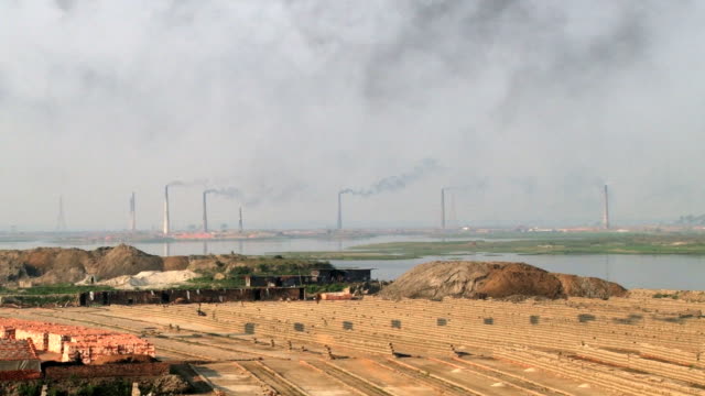 Ziegelstein-Fabriken-Rohre-in-Dhakka,-Bangladesch.