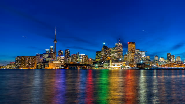 Lapso-de-tiempo-de-horizonte-Toronto-en-noche-4K-1080p-Logos-eliminado
