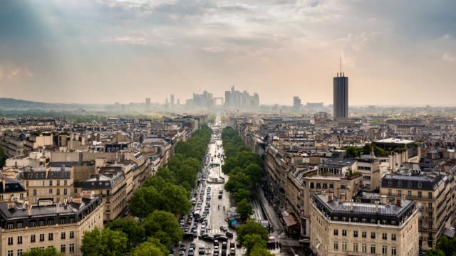 Paris-Stadt-Skyline-Timelapse-La-Defrense-und-Champs-Elysees-Blick-vom-Arc-de-Triomphe,-Paris,-Frankreich,-4K-Zeitraffer