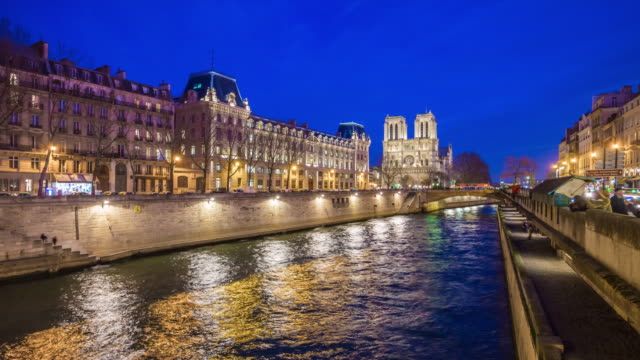Frankreich-berühmten-Notre-Dame-de-Paris-Nacht-Seine-Fluss-Panorama-4k-Zeitraffer
