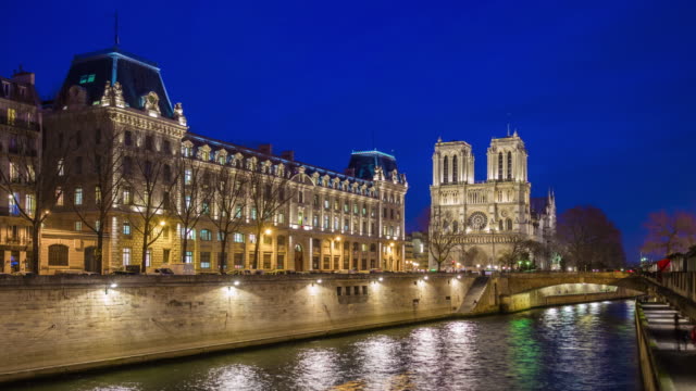 Frankreich-Notre-Dame-de-Paris-Kathedrale-Nacht-Seine-Fluss-Insel-Stadtpanorama-4k-Zeitraffer