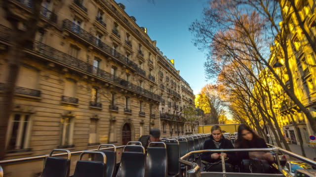 Francia-París-día-soleado-turismo-autobús-viaje-segundo-piso-calle-Ve-el-lapso-de-tiempo-de-4-k