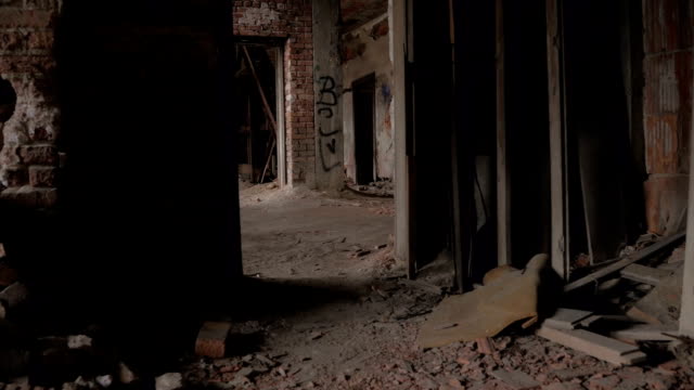 FPV:-Zimmer-in-verlassenen-einstürzenden-Gebäude-abgerissen-erkunden