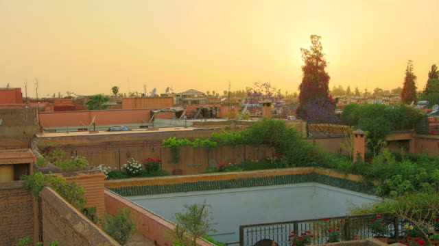 Erstaunlichen-Sonnenuntergang-Zeitraffer-über-afrikanische-Stadt-Marrakesch-in-Marokko
