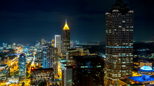 Skyline-von-Atlanta-an-der-Nachtzeit-hinfällig,-4-k-1080p