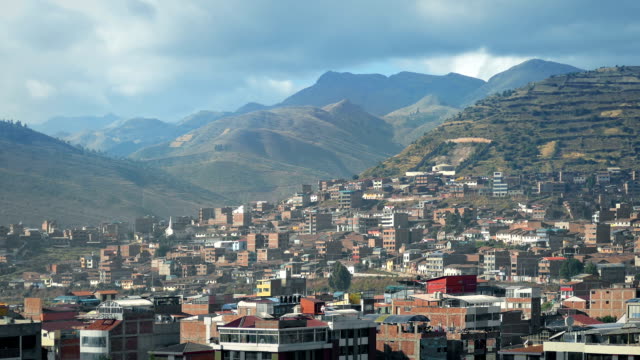 South-American-City-mit-großen-Hügeln-im-Hintergrund