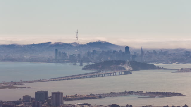 Die-Innenstadt-von-San-Francisco-und-die-Bay-Bridge-Antenne-Tag-Timelapse