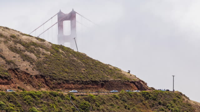 Oben-auf-der-Golden-Gate-Bridge-mit-Nebel-und-Touristen-Tag-Timelapse