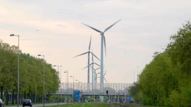 Die-großen-Windmühlen-mitten-auf-der-Straße