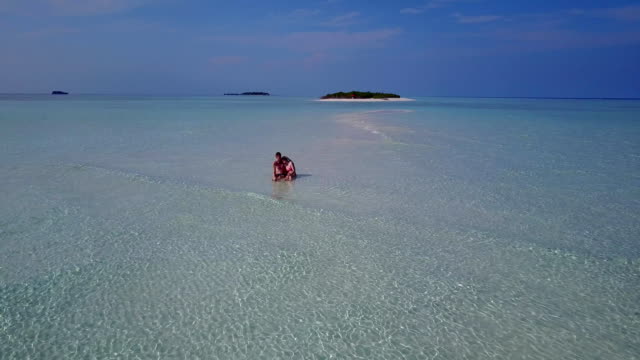 v03903-fliegenden-Drohne-Luftaufnahme-der-Malediven-weißen-Sandstrand-2-Personen-junges-Paar-Mann-Frau-romantische-Liebe-auf-sonnigen-tropischen-Inselparadies-mit-Aqua-blau-Himmel-Meer-Wasser-Ozean-4k