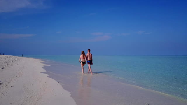 v03961-fliegenden-Drohne-Luftaufnahme-der-Malediven-weißen-Sandstrand-2-Personen-junges-Paar-Mann-Frau-romantische-Liebe-auf-sonnigen-tropischen-Inselparadies-mit-Aqua-blau-Himmel-Meer-Wasser-Ozean-4k