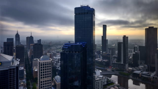 Salida-del-sol-en-el-horizonte-de-la-ciudad-de-Melbourne.-lapso-de-tiempo-de-4-k.