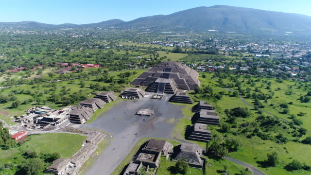 Vista-aérea-de-las-pirámides-en-Mesoamérica-antigua-ciudad-de-Teotihuacán,-pirámide-de-la-luna,-Valle-de-México-desde-Centroamérica,-4-k-UHD