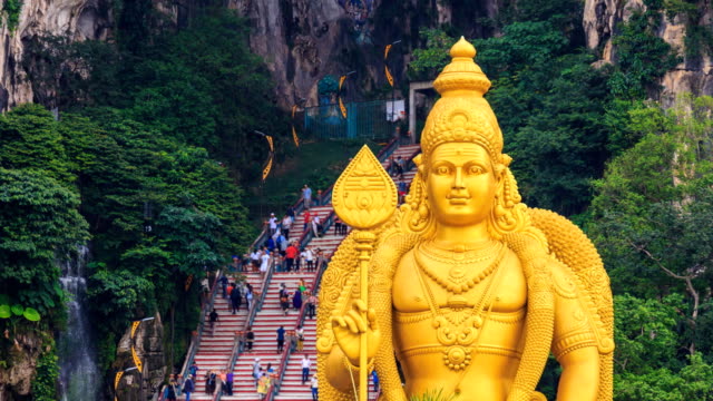 Batu-Höhlen-Tempel-und-große-Murugan-Statue-Wahrzeichen-Reise-Platz-von-Kuala-Lumpur,-Malaysia-4K-Zeitraffer-(Neigung-bis)