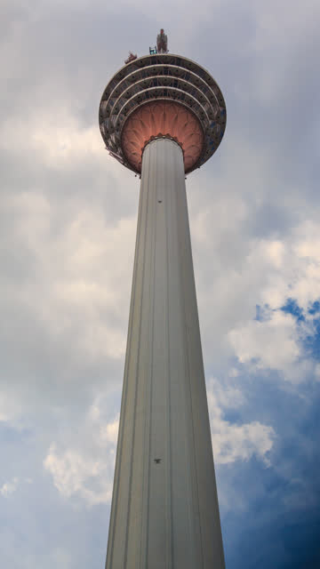 Menara-Kuala-Lumpur-(KL-Tower)-de-Malasia-4K-Time-Lapse-(vertical,-zoom-out)