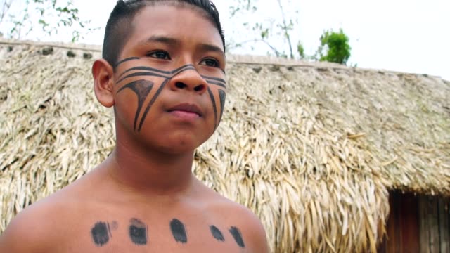 Einheimischen-brasilianischen-Jungen-auf-ein-indigenen-Tupi-Guarani-Stamm-in-Brasilien
