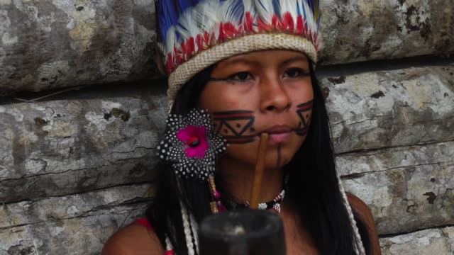 Indigene-Frau-Tabakpfeifen-in-eine-Tupi-Guarani-Stamm,-Brasilien
