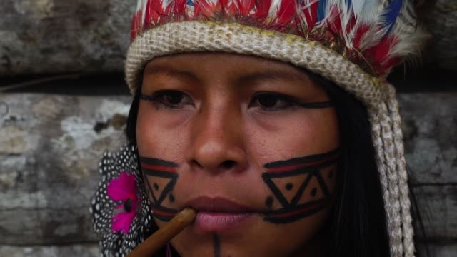 Indigene-Frau-Tabakpfeifen-in-eine-Tupi-Guarani-Stamm,-Brasilien