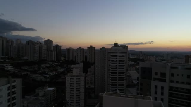Volando-sobre-puesta-de-sol-en-la-ciudad-de-Ribeirao-Preto,-Sao-Paulo,-Brasil