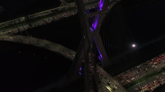 Aéreos-ver-de-Marginal-Pinheiros-y-Puente-Estaiada-por-la-noche-en-Sao-Paulo,-Brasil