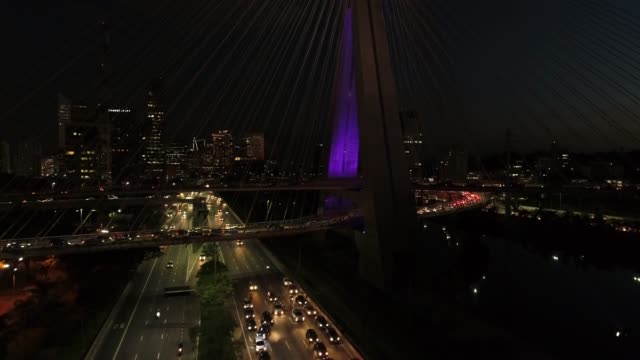 Aerial-View-of-Marginal-Pinheiros-und-Estaiada-Brücke-in-der-Nacht-in-Sao-Paulo,-Brasilien