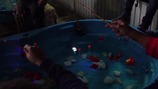 Kinder-beim-einfach-Fischen---ein-traditionelles-Spiel-auf-Junina-Party-(Festa-Junina)-in-Brasilien