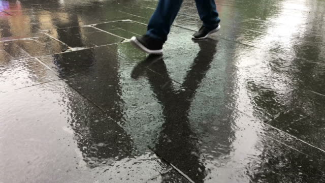Cinemagraph-de-hombre-caminando-bajo-la-lluvia