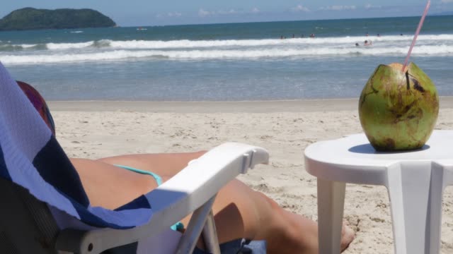 Brasilianische-Frau-am-Strand-zu-entspannen