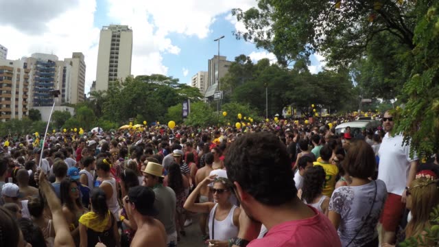 Pueblo-brasileño-celebra-el-Carnaval-en-la-calle