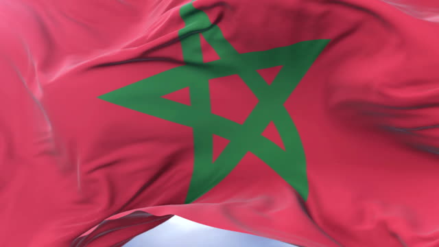 Bandera-de-Marruecos-ondeando-al-viento-en-lento-en-cielo-azul,-lazo
