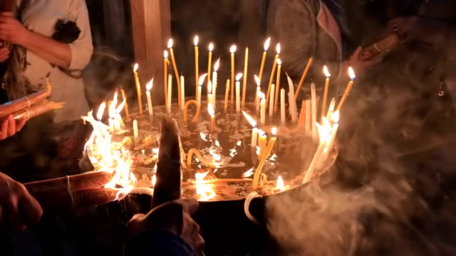 El-fuego-santo-en-la-iglesia-del-Santo-Sepulcro-en-Jerusalén