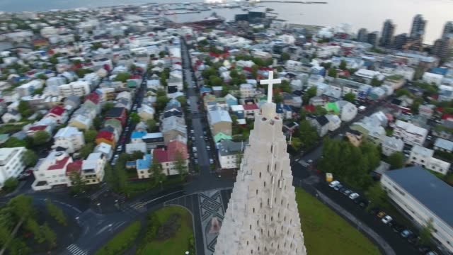 Imágenes-aéreas-de-la-iglesia-de-Hallgrímskirkja-en-Reykjavik,-Islandia
