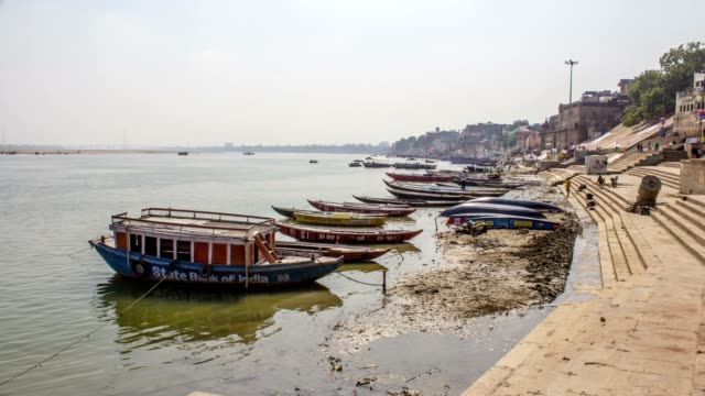 Varanasi-Stadt,-Fluss-Ganges-und-Boote,-Uttar-Pradesh,-Indien,-Zeitraffer