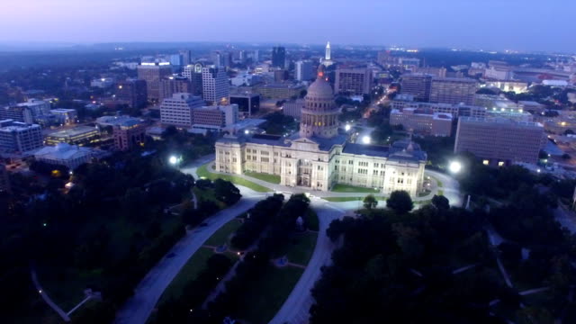 Nacht-fällt-Austin-Texas-Hauptstadt-Gebäude-Aerial-View-Universität