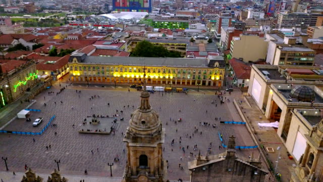 Antenne/Drone-Blick-auf-die-Plaza-de-Bolivar,-La-Candelaria,-Bogotá,-Kolumbien-2