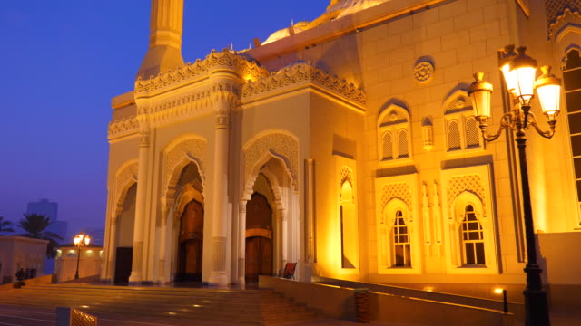 Dolly-geschossen-Al-Noor-Mosque-in-Sharjah-Stadt-Vereinigten-Arabischen-Emiraten.-Nachtansicht-beleuchtete-Moschee.-Islam-Anbetung.-Goldenen-Licht-der-Laterne.-Kobalt-Farbe-des-Himmels.