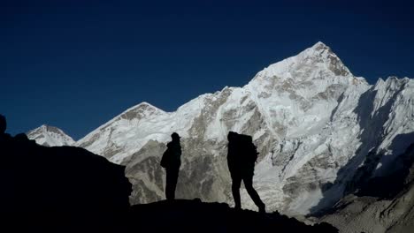 Silhouettes-of-tourists-in-the-mountains