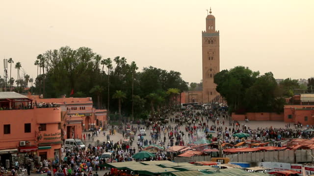 Crowds-of-pedestrians-walking-in-old-town-Medina-in-Marrakesh,-Morocco.