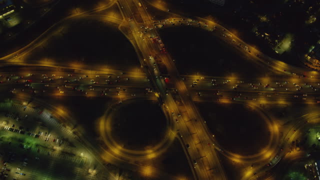 Luftaufnahme-des-Autobahn-Austausch-in-der-Nacht