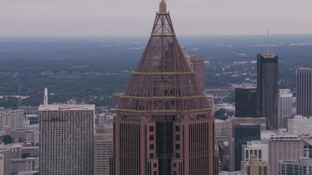 Tagsüber-Luftaufnahme-von-Bank-of-America-Plaza-in-Atlanta.