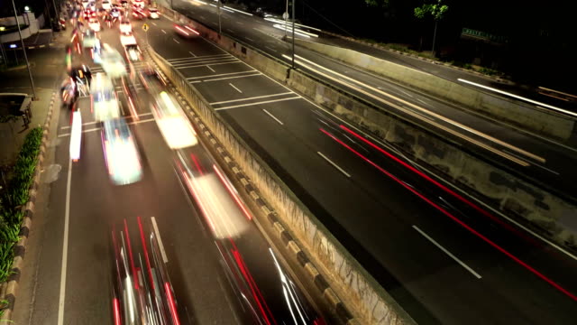 Time-lapse-of-busy-car-traffic-at-night