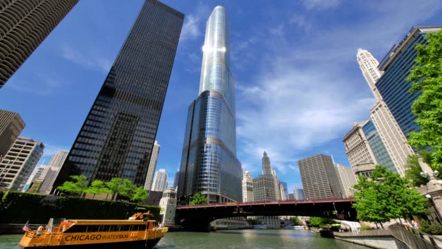 Los-rascacielos-de-Chicago-y-puente-de-la-avenida-Michigan-desde-el-río
