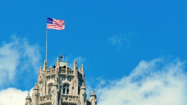 Estados-Unidos-de-América-bandera-saludar-con-la-mano-en-la-parte-superior-de-un-rascacielos