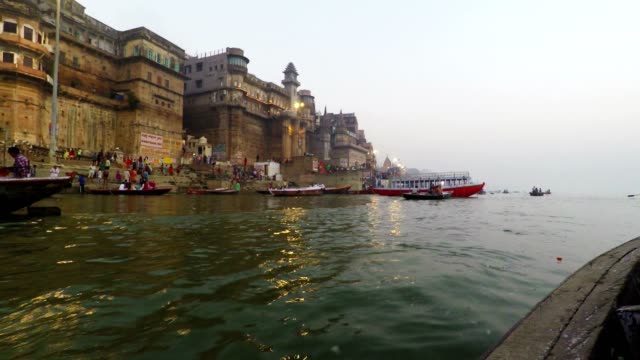 Ghats-von-Varanasi,-Diwali-fest,-Ganges-und-Boote,-Uttar-Pradesh,-Indien,-Real-Time