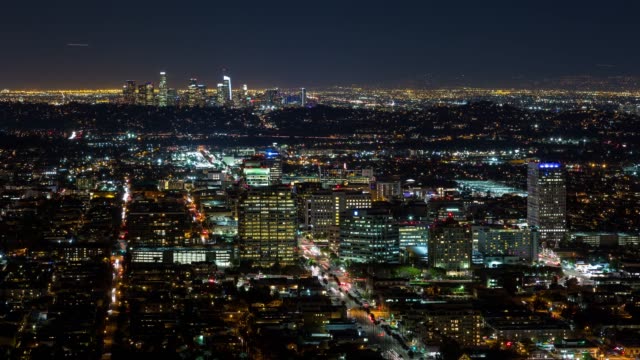 Die-Innenstadt-von-Los-Angeles-und-die-Innenstadt-von-Glendale-bei-Nacht-Zeitraffer